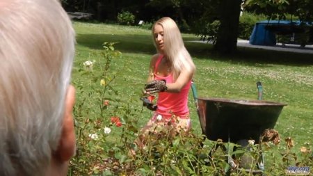 Молодая телка легко соблазнила богатого деда